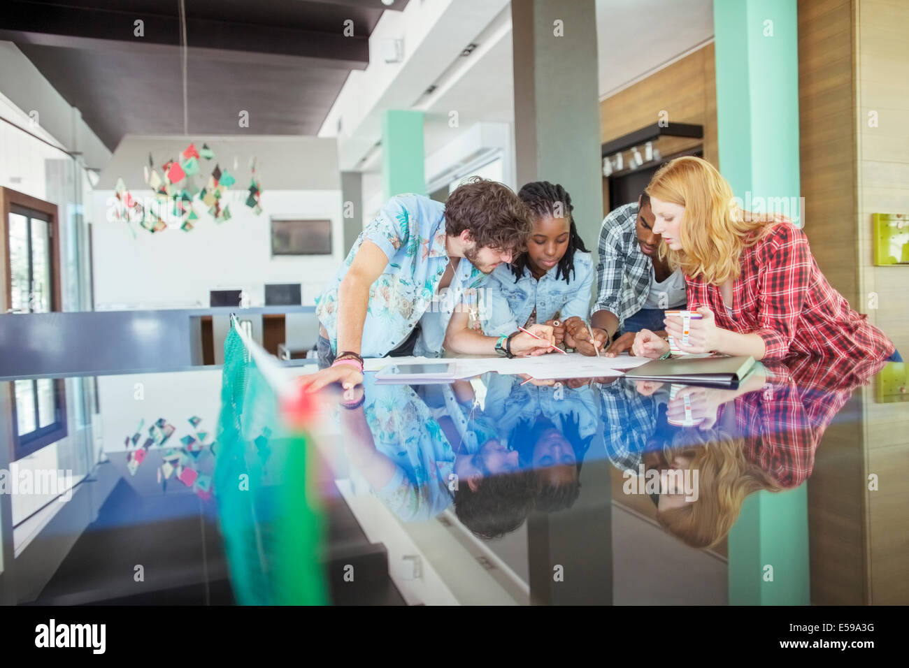 Menschen im Büro zusammenarbeiten Stockfoto