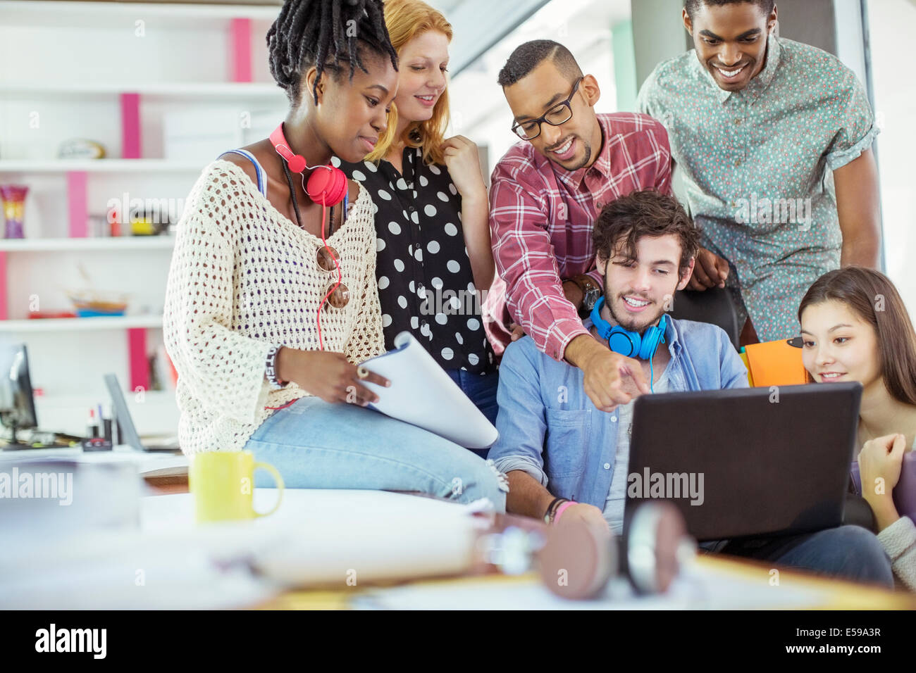 Menschen im Büro zusammenarbeiten Stockfoto