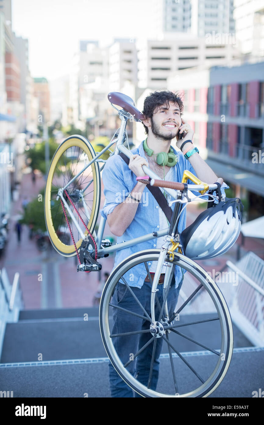 Mann mit Fahrrad auf Stadt-Schritte Stockfoto