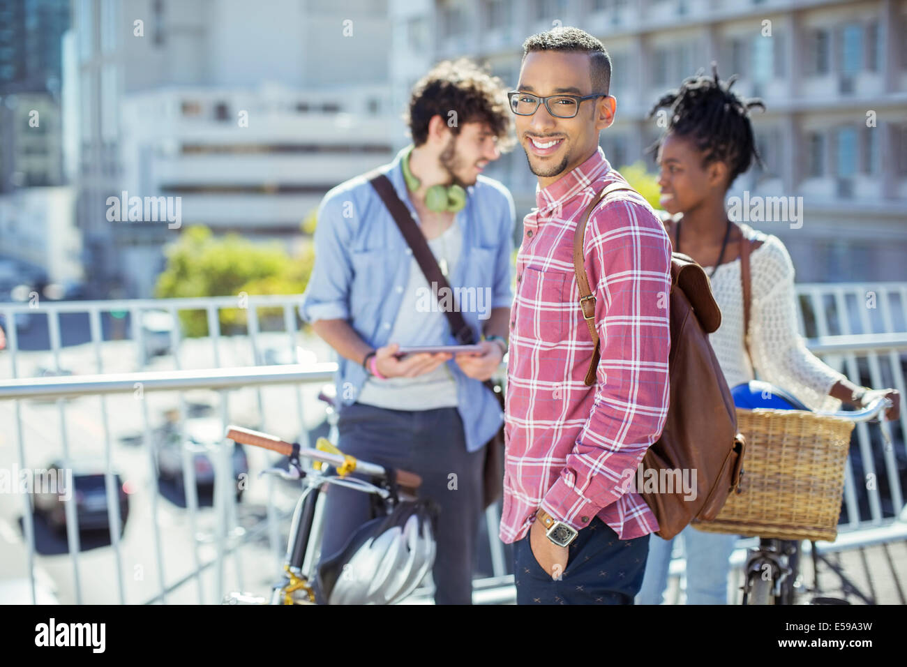 Mann lächelnd auf Stadtstraße Stockfoto