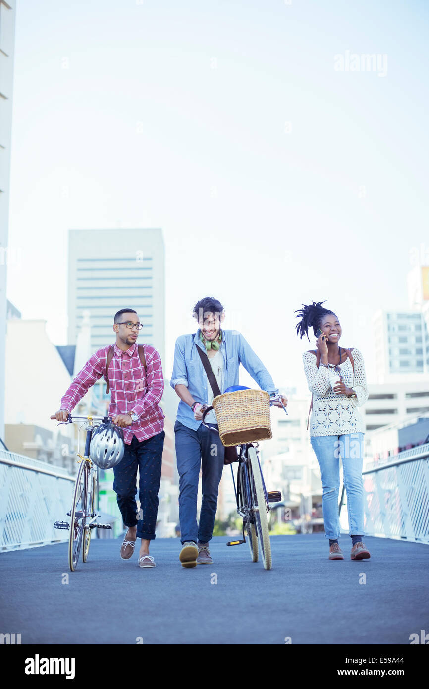 Freunde gehen auf Stadtstraße Stockfoto