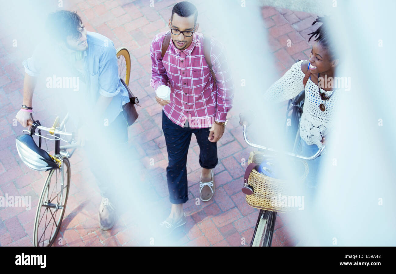 Freunde gehen auf Stadtstraße Stockfoto