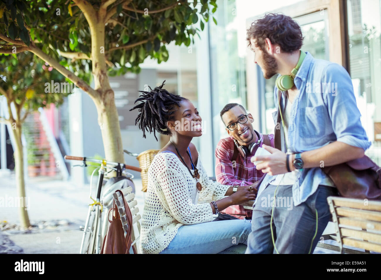 Freunde sprechen auf Stadt Straße Stockfoto