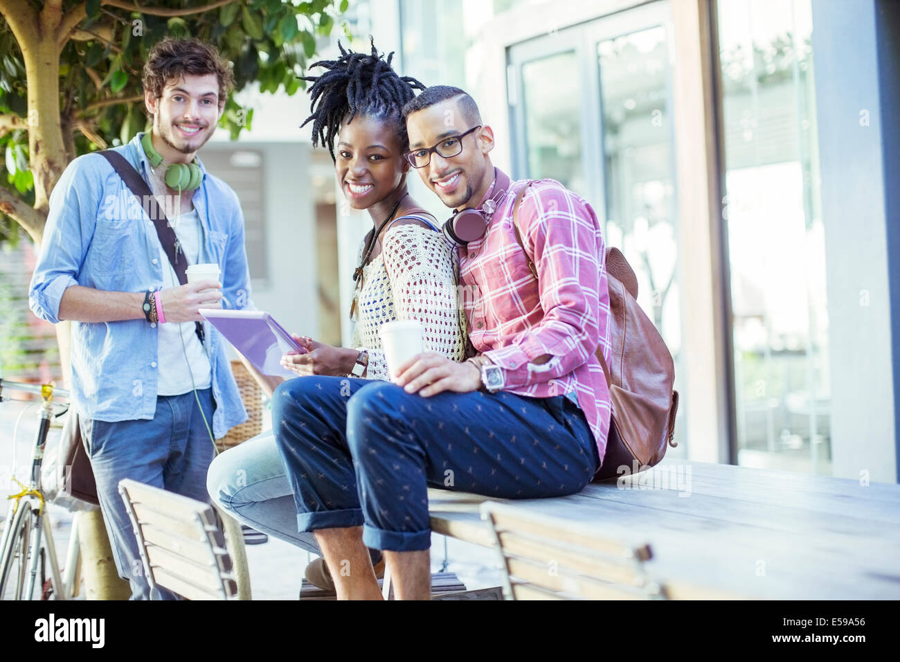 Freunde mit Laptop im Straßencafé Stockfoto