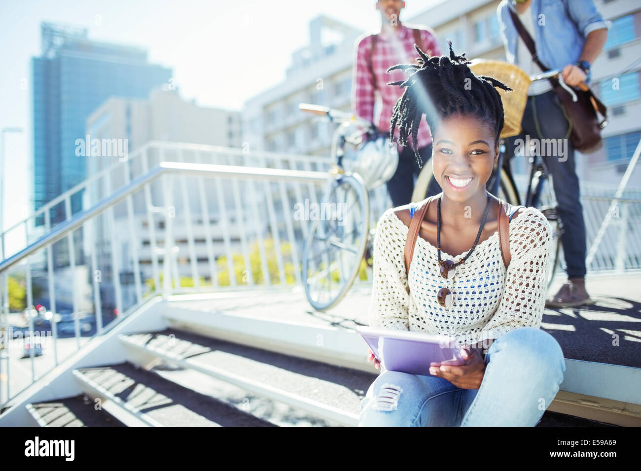 Frau mit digital-Tablette auf Stadtstraße Stockfoto