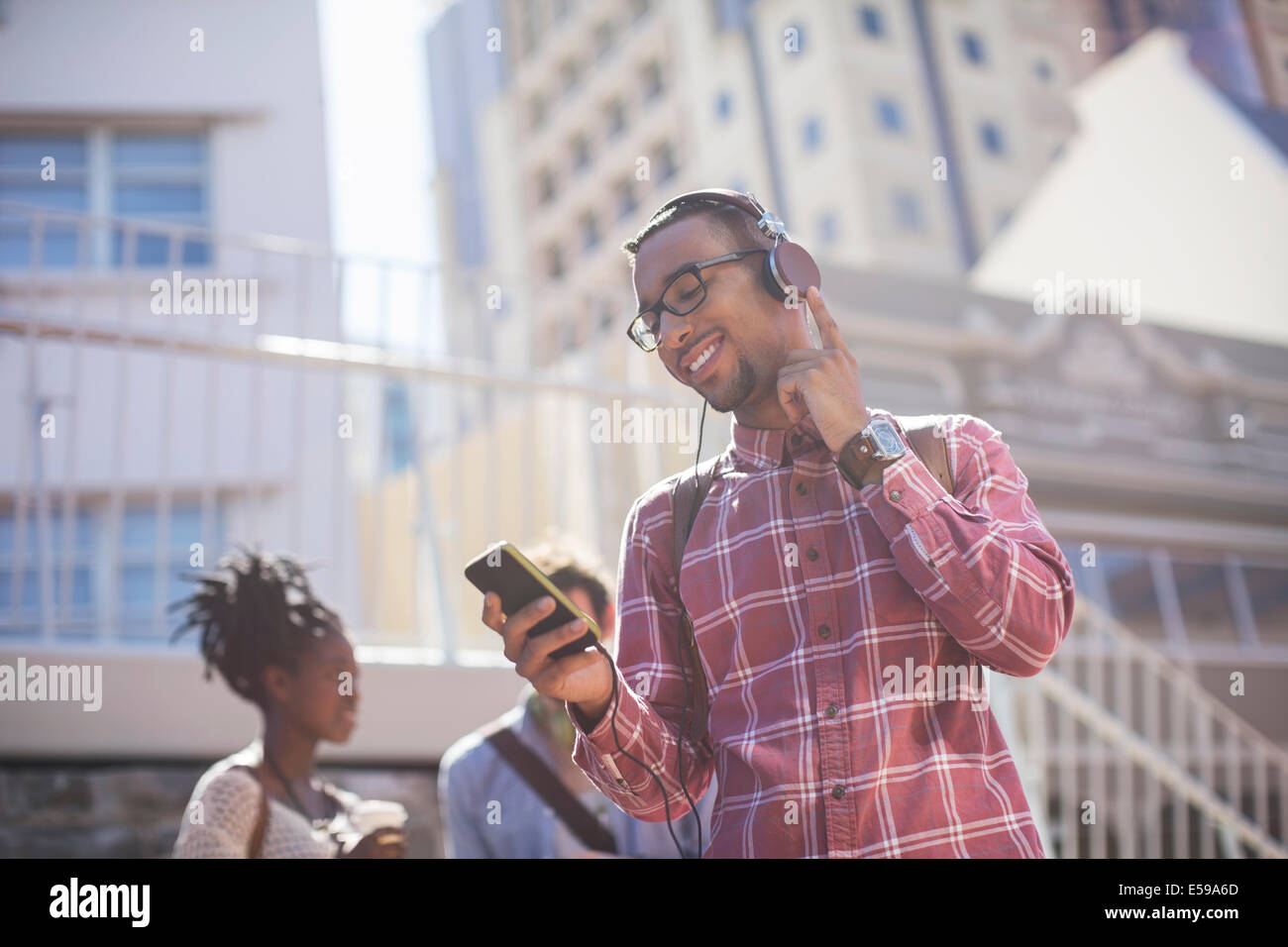 Anhören von MP3-Player im freien Mann Stockfoto