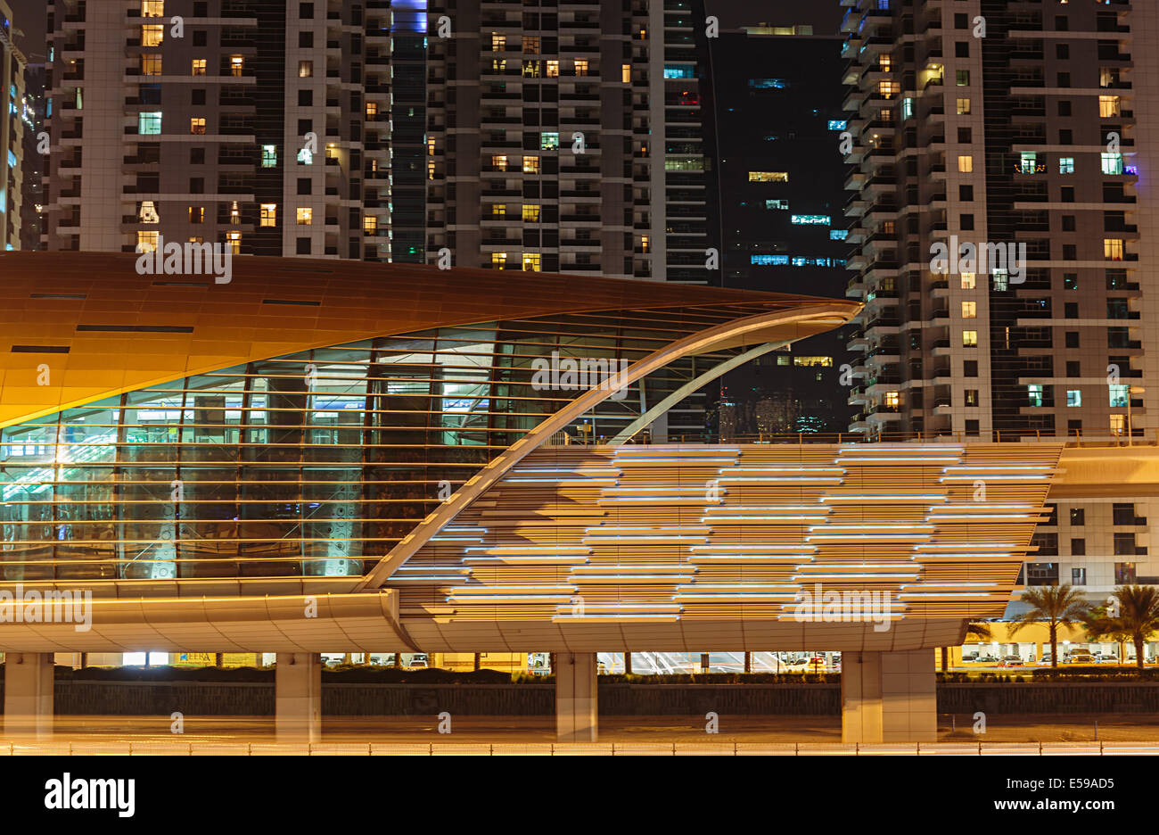 DUBAI, Vereinigte Arabische Emirate - NOVEMBER 2: Metro u-Bahn-Station in der Nacht in Dubai. U-Bahn als weltweit längste vollautomatische u-Bahn-Netz (75 km) Stockfoto