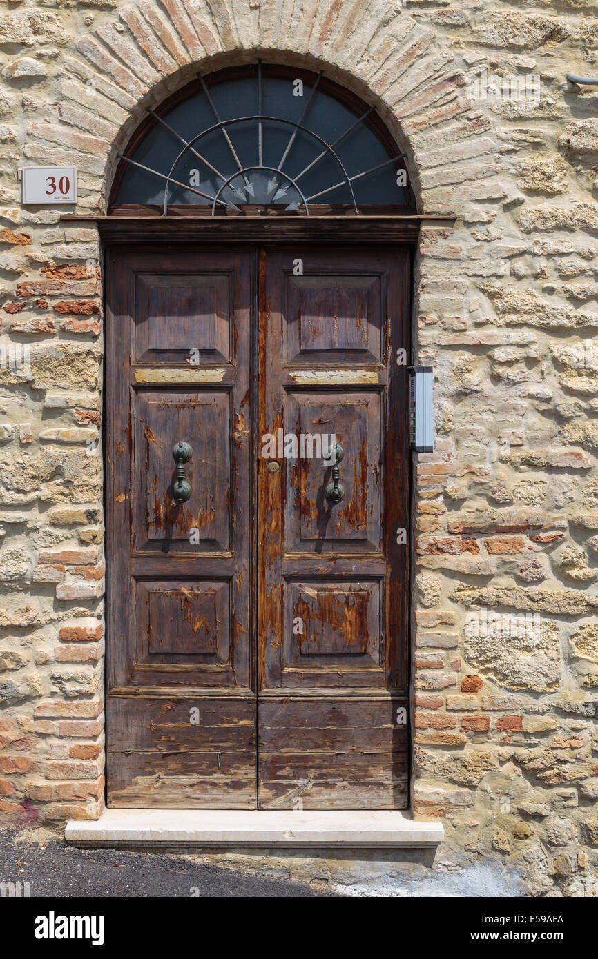 Alte Holztür in einem Steinhaus Italienisch Stockfoto