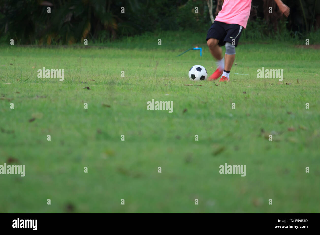 Menschen, die Fußball spielen Stockfoto