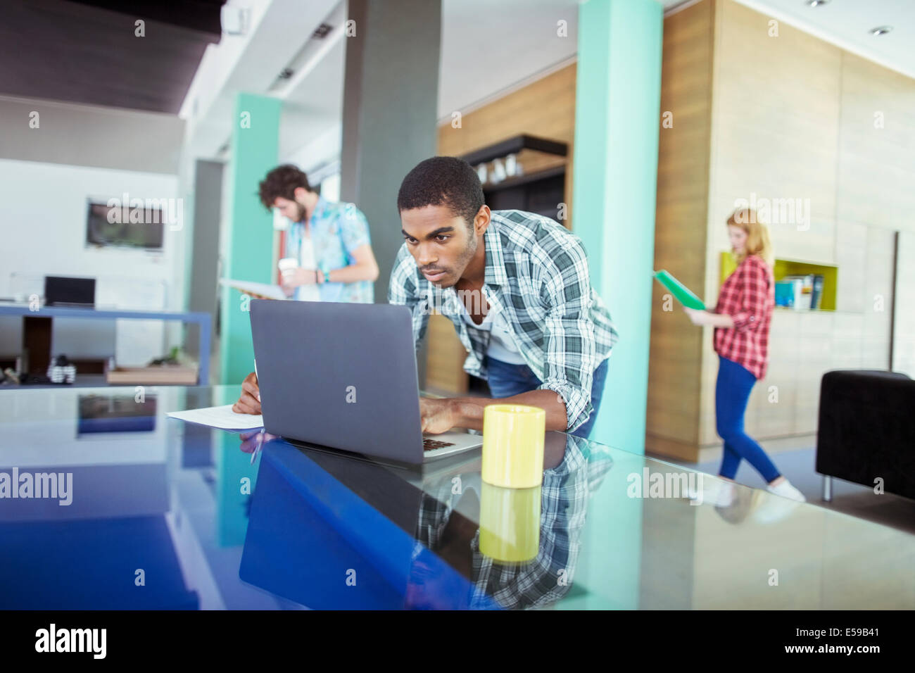 Mann arbeitet am Laptop im Büro Stockfoto