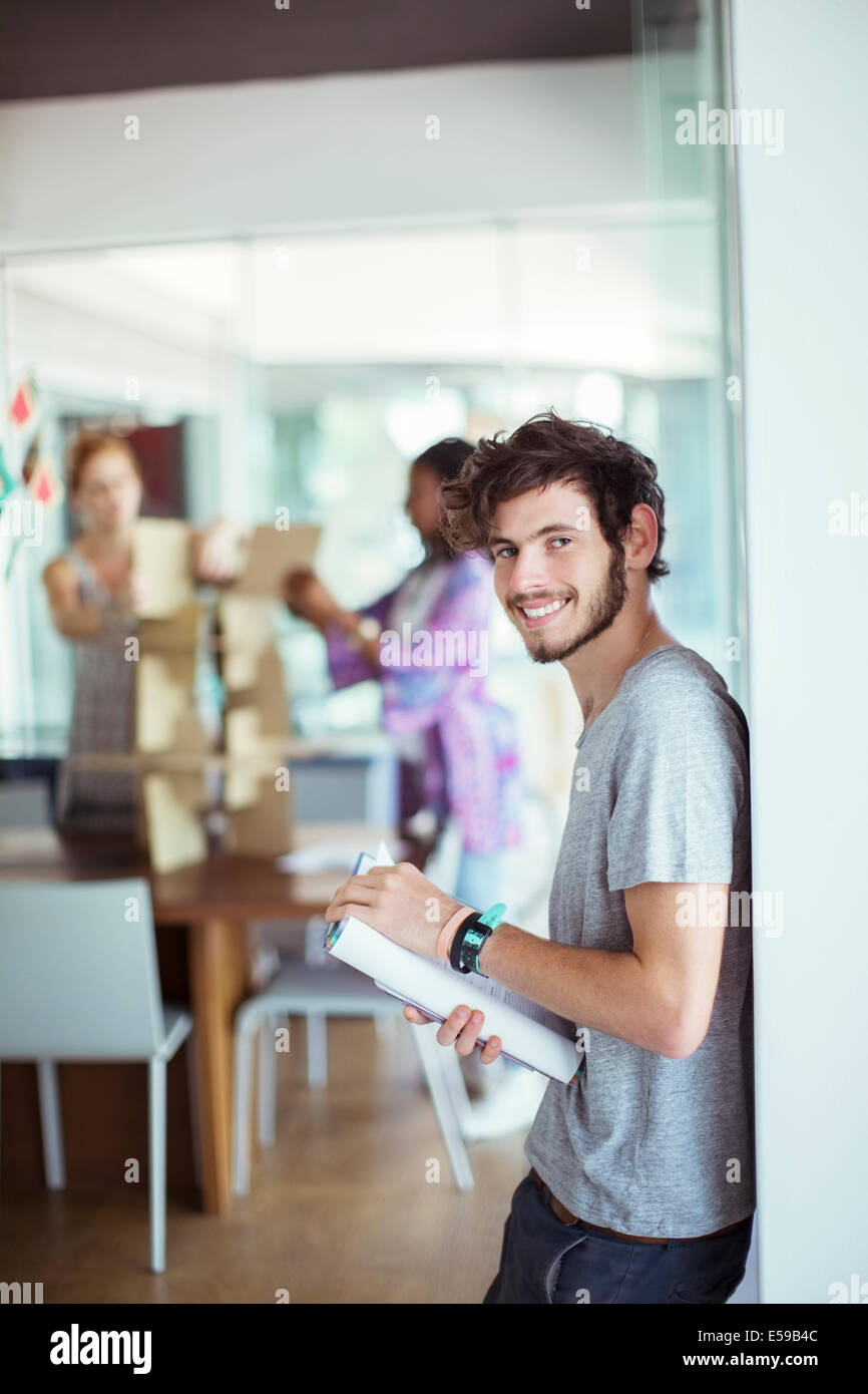 Mann mit Buch im Büro Stockfoto