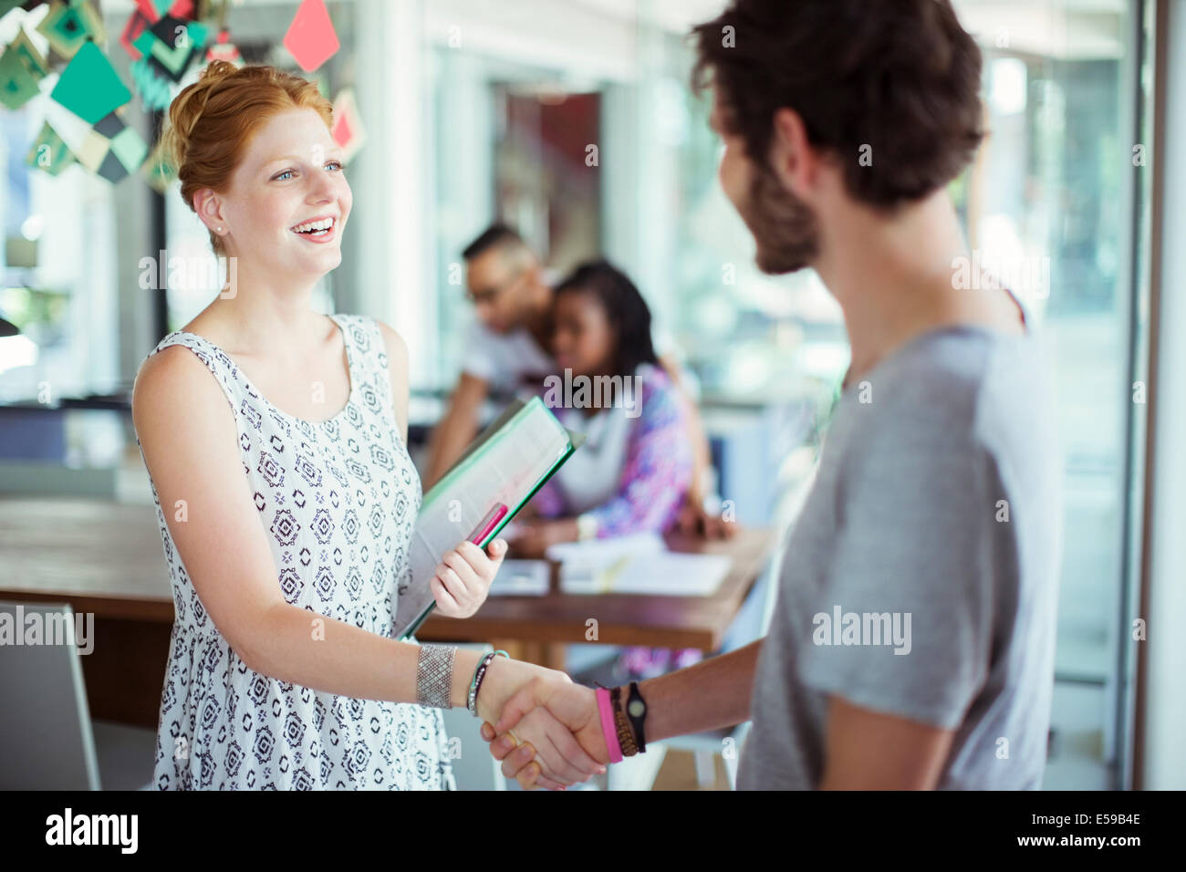 Menschen, die das Händeschütteln im Büro Stockfoto