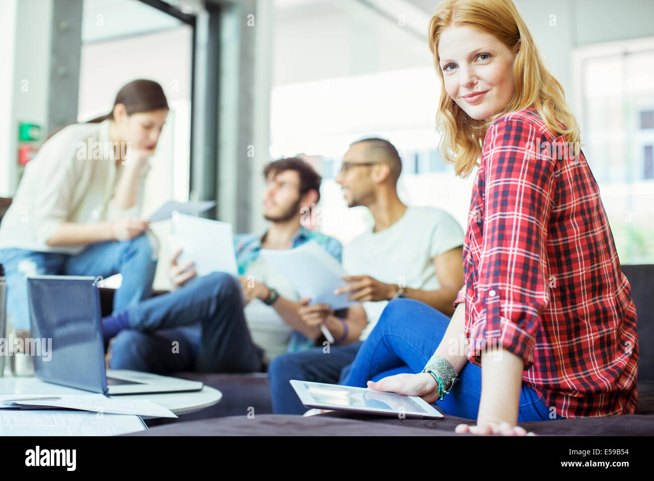 Personen mit digital-Tablette im Büro Stockfoto