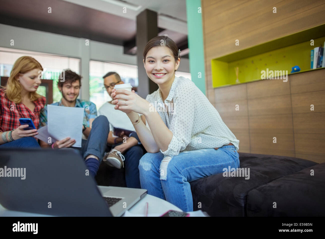 Menschen im Büro zusammenarbeiten Stockfoto