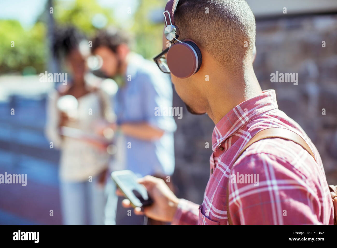 Anhören von MP3-Player im freien Mann Stockfoto