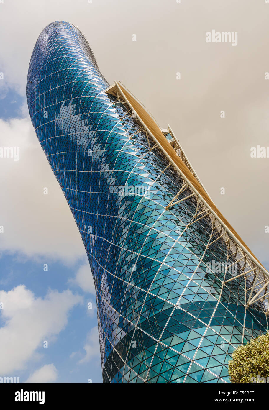 ABU DHABI, Vereinigte Arabische Emirate - 5 NOVEMBER: The Capital Gate Tower auf der 5. November 2013 in Abu Dhabi, ist dies als weltweit Furth zertifiziert Stockfoto