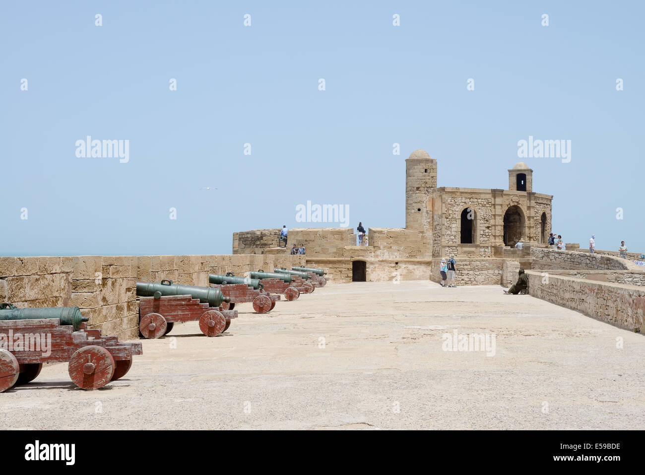 ESSAOUIRA, Marokko - 14. Mai 2014: Touristen zu Fuß und mit Blick auf historische Festung. Essaouira, Marokko. 14. Mai 2014. Stockfoto