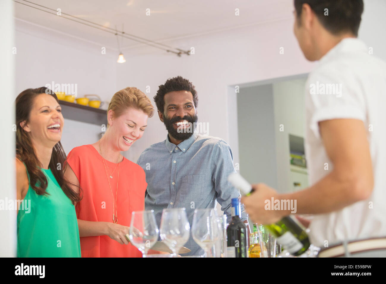 Freunde lachen zusammen auf party Stockfoto