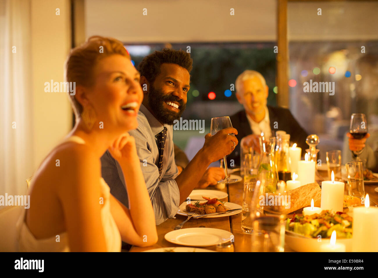 Freunde lachen bei Dinner-party Stockfoto