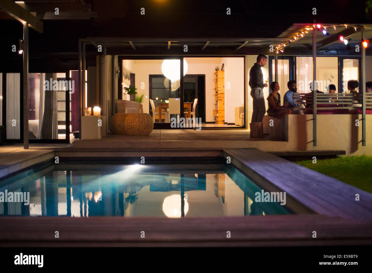 Leeren Pool im Hinterhof des modernen Hauses Stockfoto