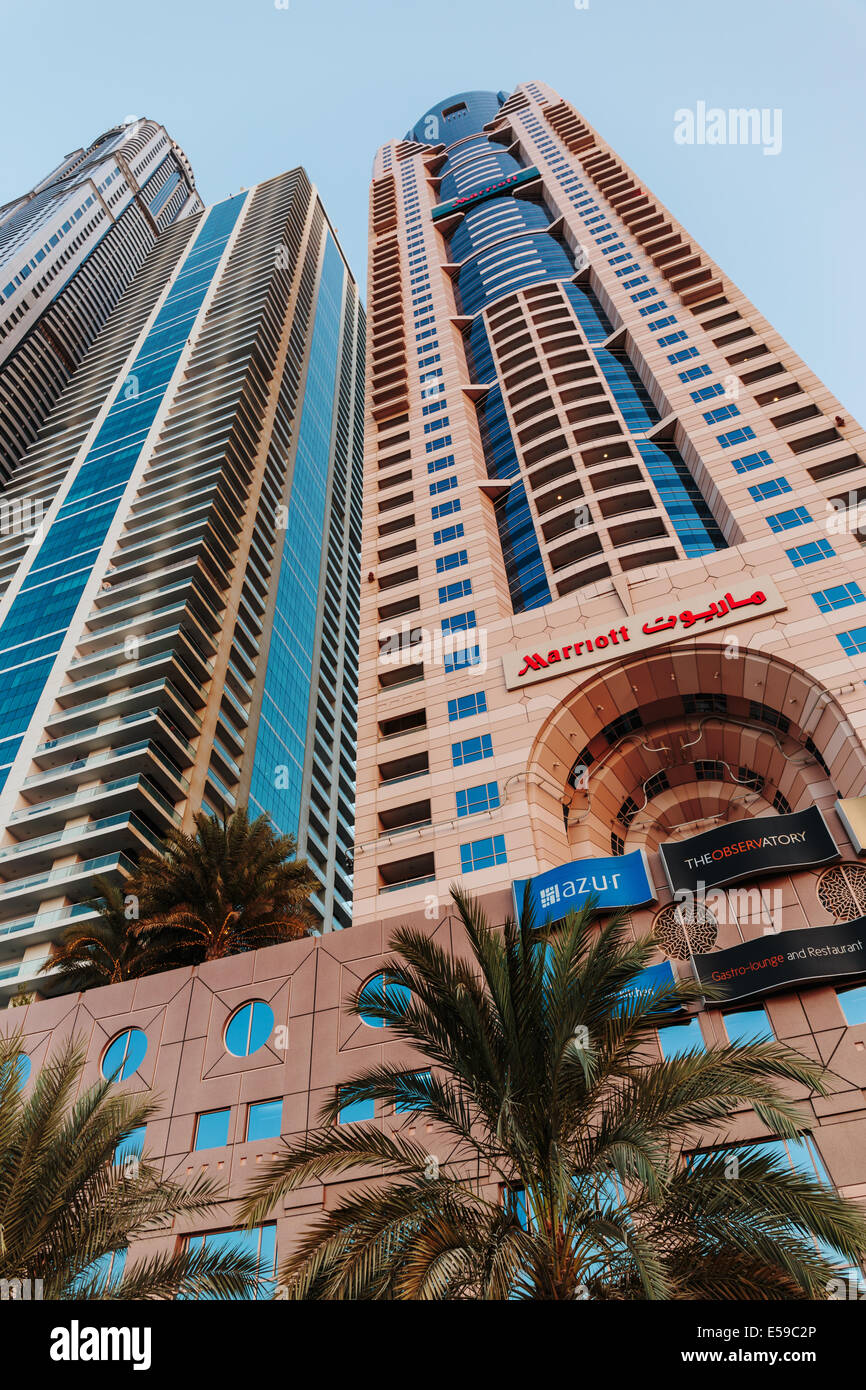 DUBAI, Vereinigte Arabische Emirate - NOVEMBER 3: Moderne Gebäude in Dubai, am 3. November 2013, Dubai, Vereinigte Arabische Emirate. Dubai war die am schnellsten entwickelnde Stadt in th Stockfoto