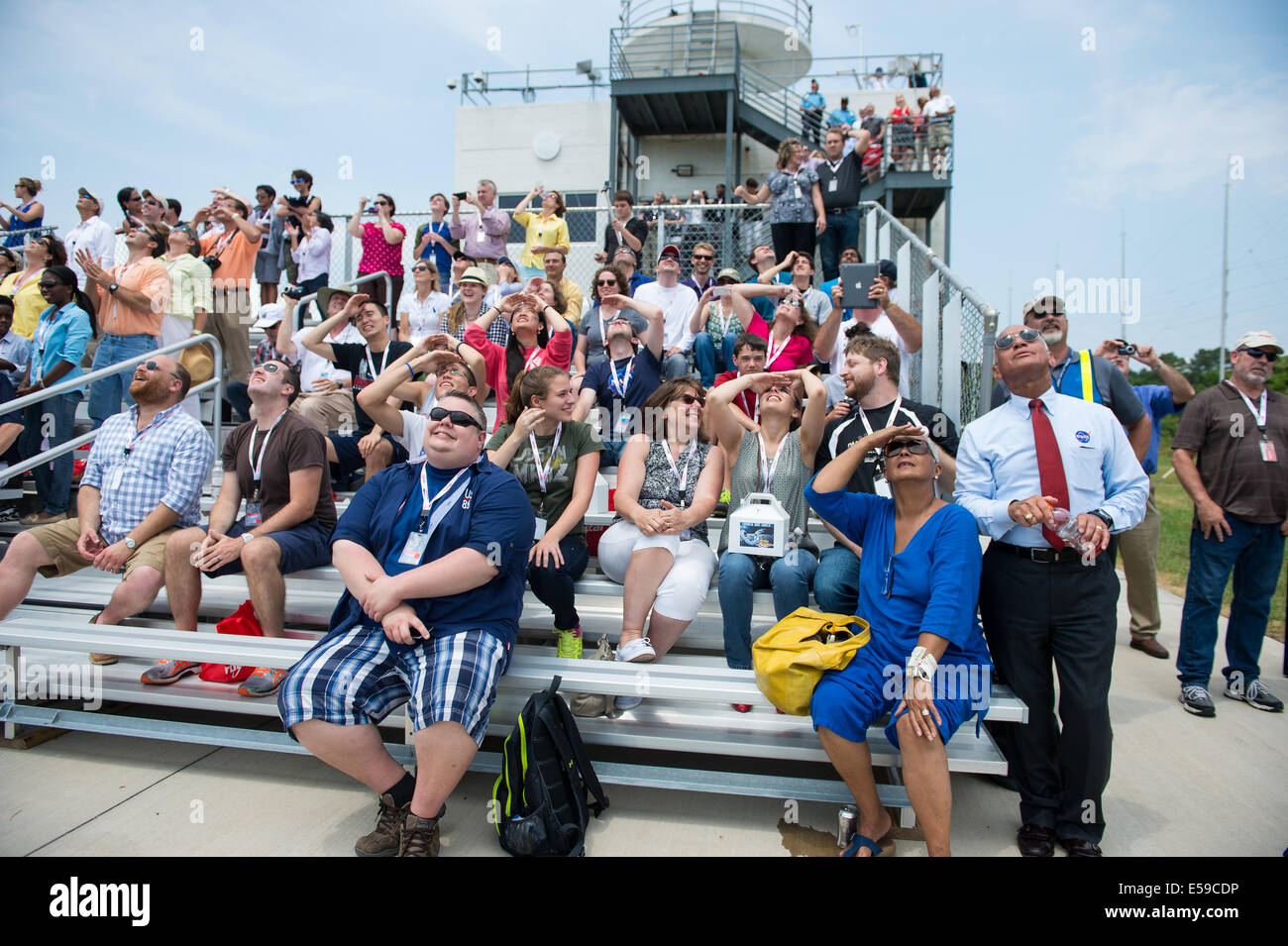 NASA-Administrator Charles Bolden (rechts), seine Frau, Alexis Walker und andere Gäste beobachten den Start der Orbital Sciences Corporation Antares-Rakete mit dem Cygnus-Fracht-Raumschiff an Bord, Sonntag, 13. Juli 2014, bei der NASA Wallops Flight Facility in Stockfoto