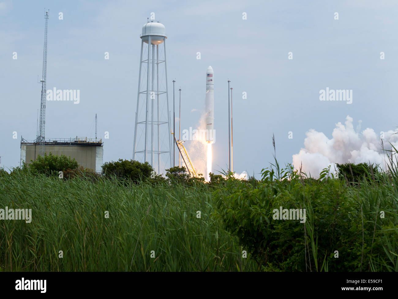 Der Orbital Sciences Corporation Antares Raketenstarts von Pad-0A mit dem Cygnus Raumschiff an Bord, Sonntag, 13. Juli 2014, bei der NASA Wallops Flight Facility in Virginia. Cygnus Raumfahrzeug ist gefüllt mit über 3.000 Pfund von Lieferungen für die Inter Stockfoto