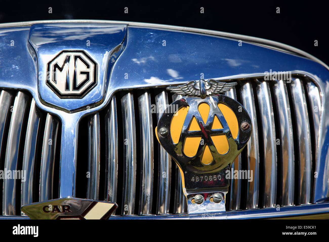 Transport, Autos, alte, klassische Auto-Show, Kühlergrill der MG zeigt AA Abzeichen. Stockfoto