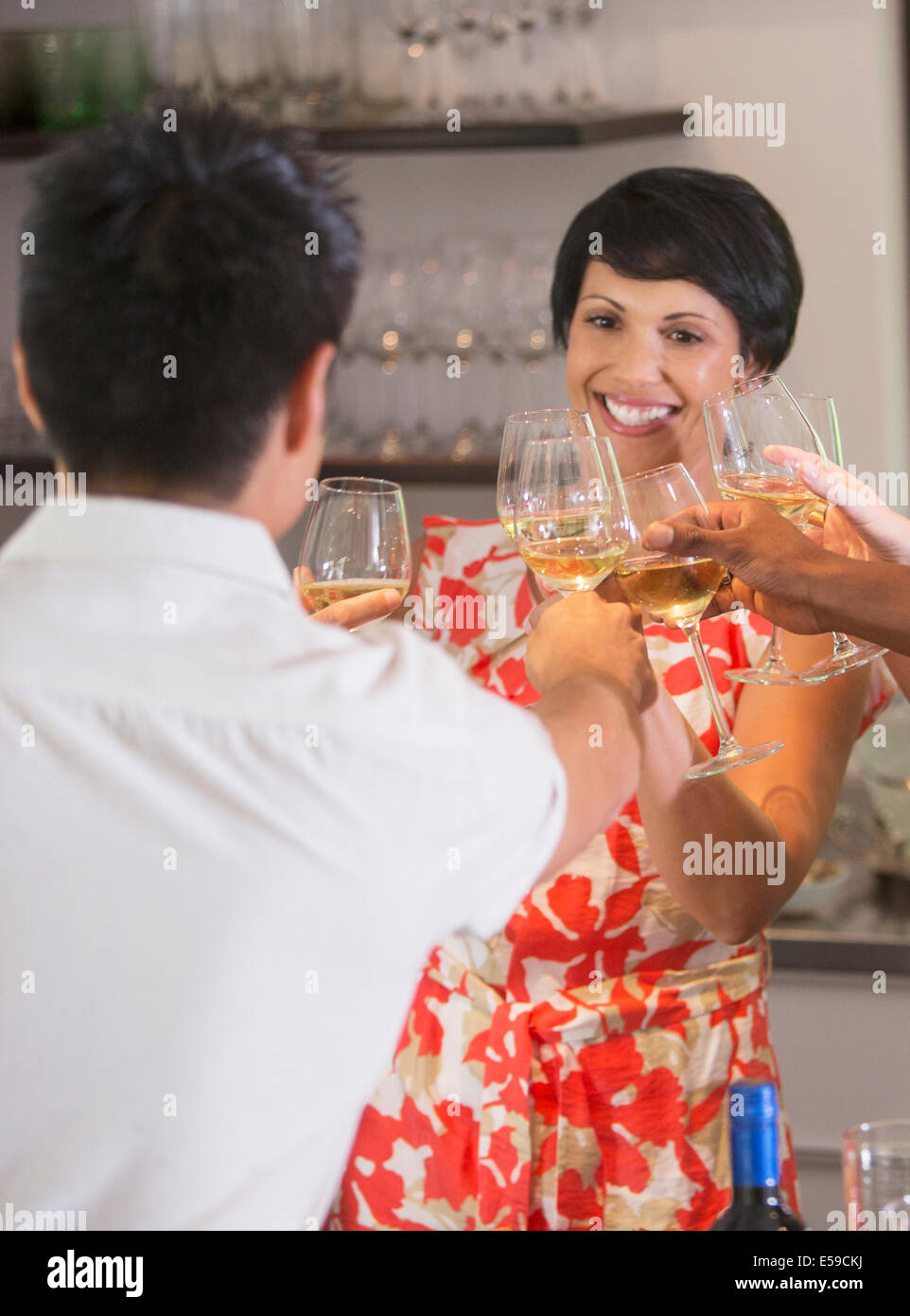 Toasten einander auf Party Freunde Stockfoto