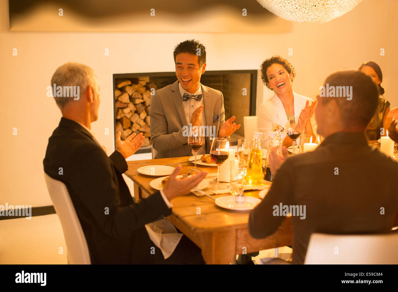 Freunde applaudieren bei Dinner-party Stockfoto