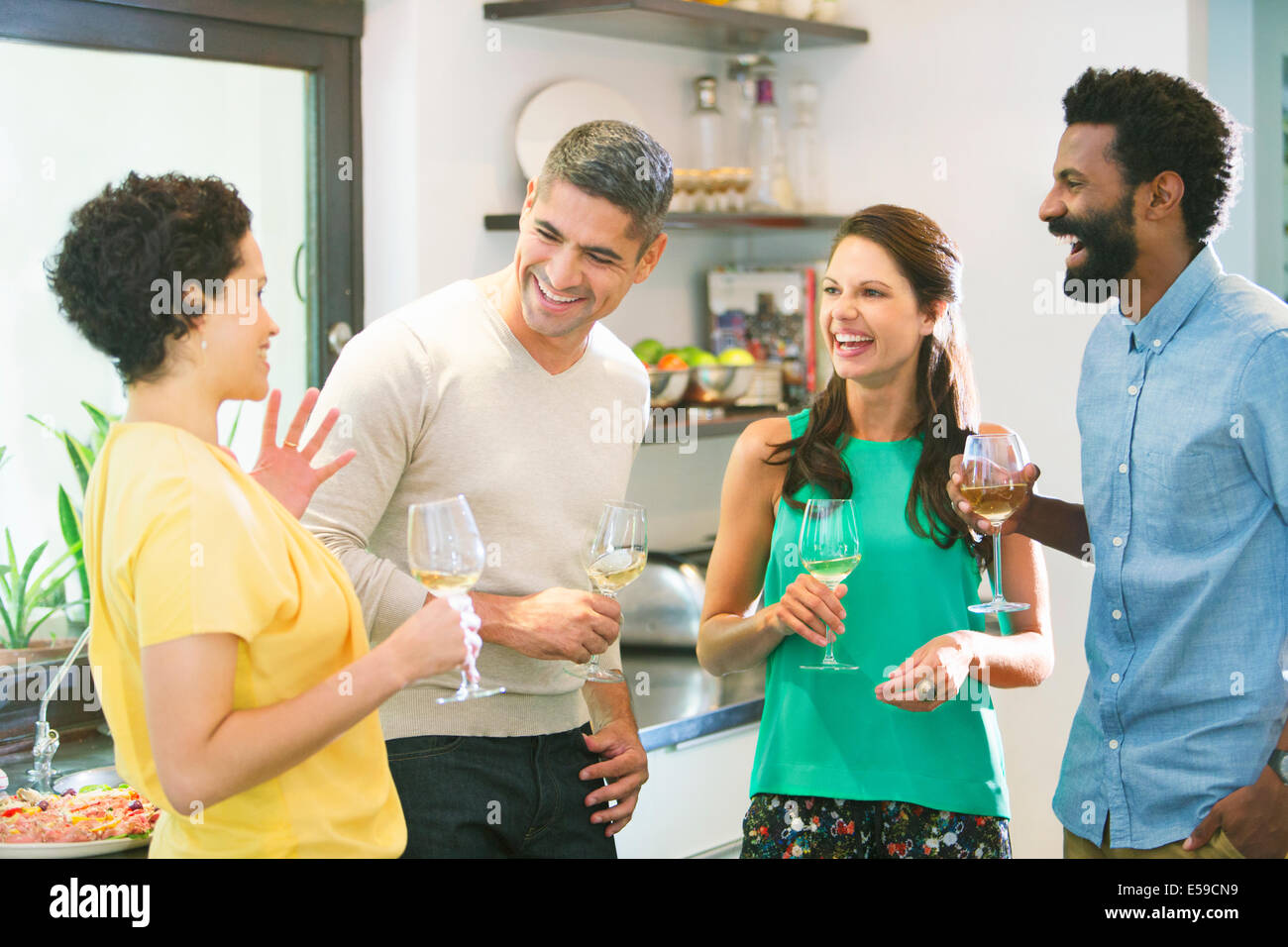 Paare im Gespräch auf party Stockfoto