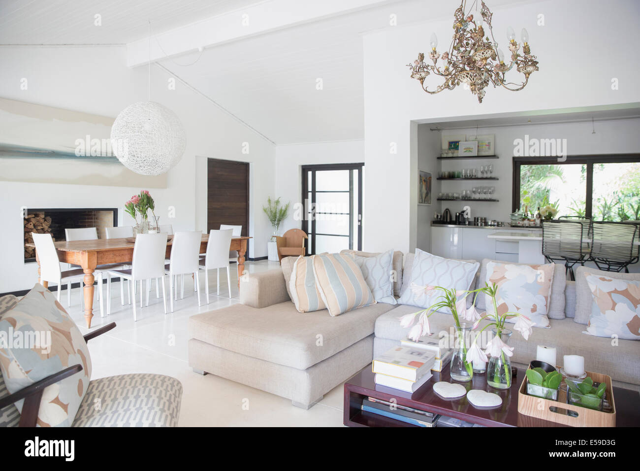 Sofa und Esstisch im modernen Wohnbereich Stockfoto