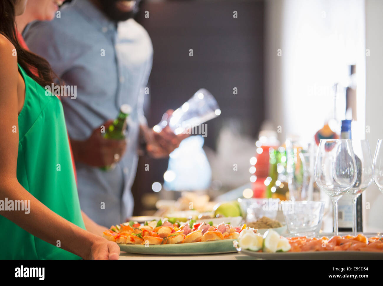Frau mit Platten von Lebensmitteln auf party Stockfoto
