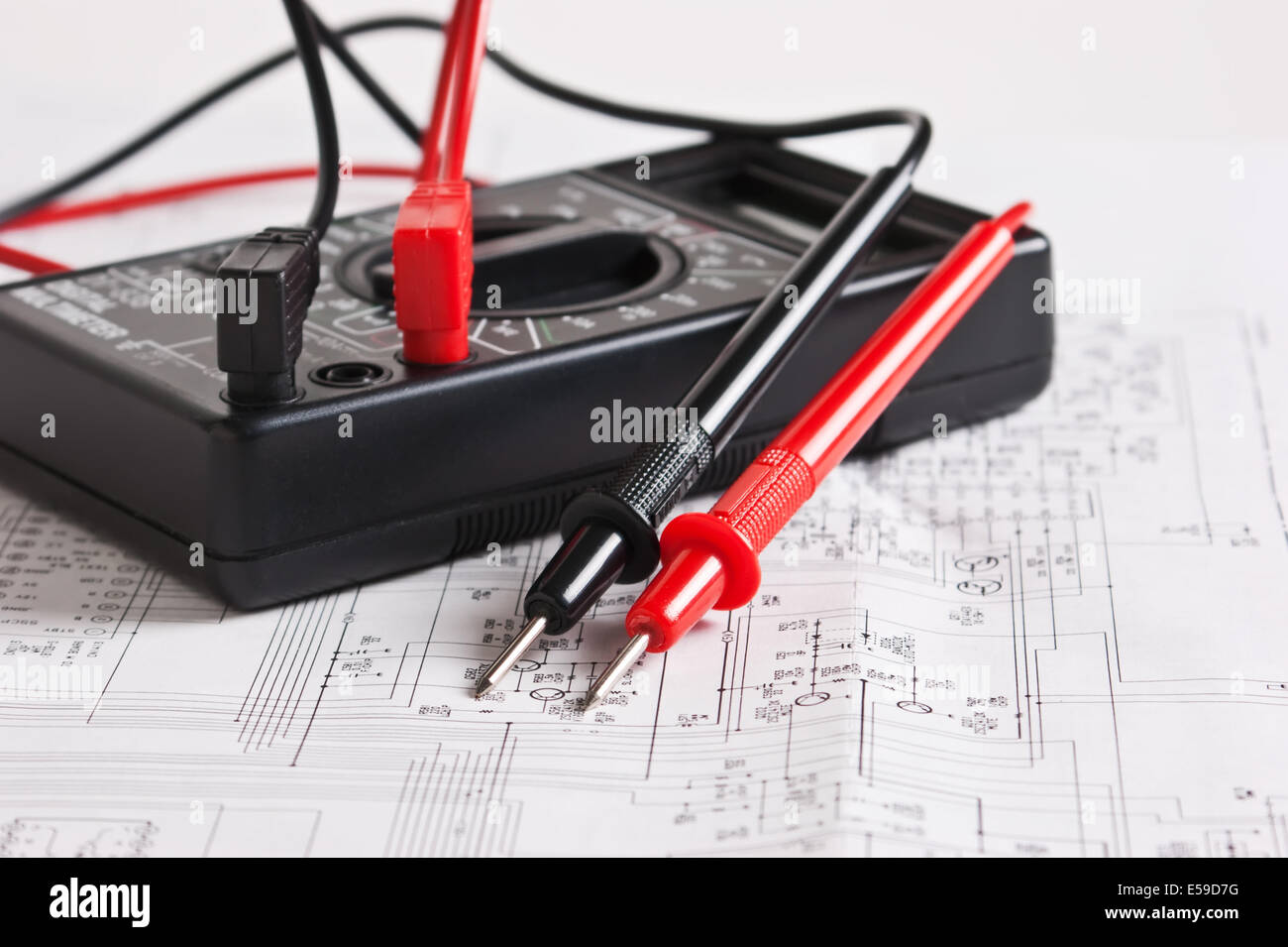 Multimeter auf dem Hintergrund von elektronischen Schaltungen Stockfoto