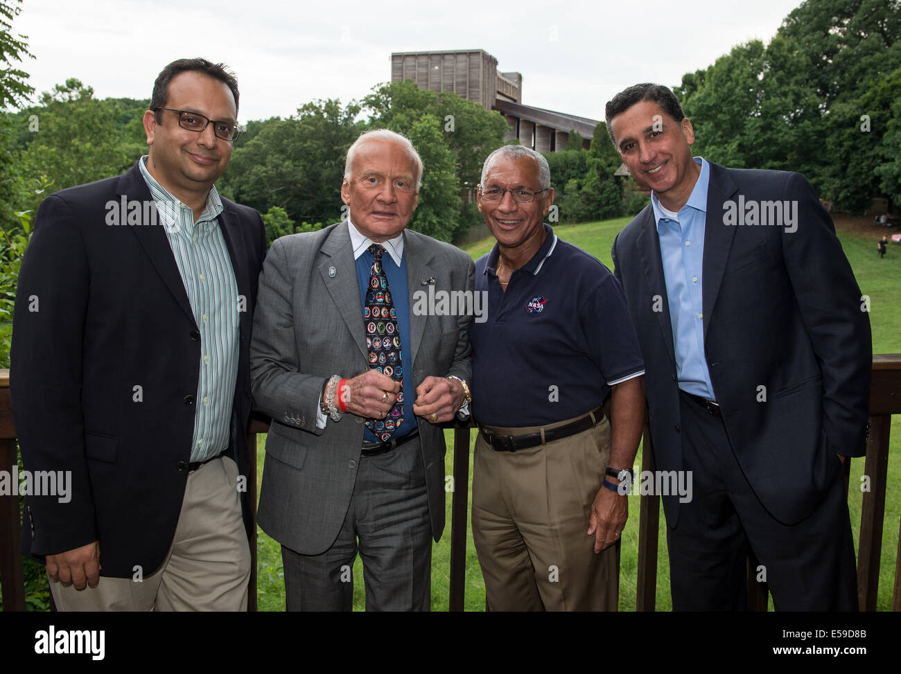 Wolf Trap Foundation für die Performing Arts Präsident und Chief Executive Arvind Manocha, links, Apollo 11 Astronaut Buzz Aldri Stockfoto