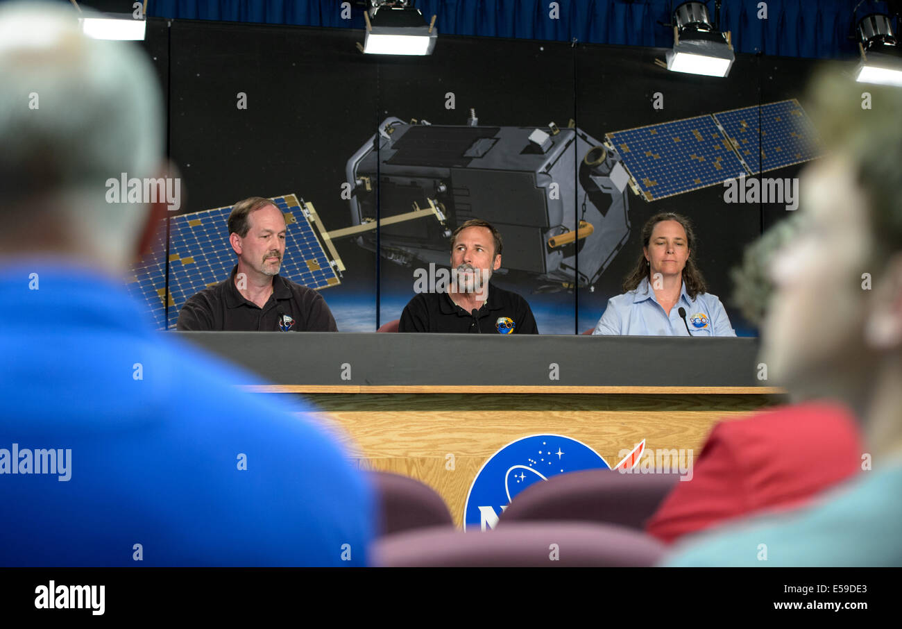 Ken Jucks, OCO-2 programmieren, Wissenschaftler, NASA-Hauptquartier, links, Dave Crisp, OCO-2 Wissenschaft Teamleiter, JPL und Annmarie Eldering, OCO-2 stellvertretende Projekt Wissenschaftler, JPL, richtig, geben ein Wissenschaft-Briefing vor dem geplanten Start des Orbiting Carbon Observat Stockfoto