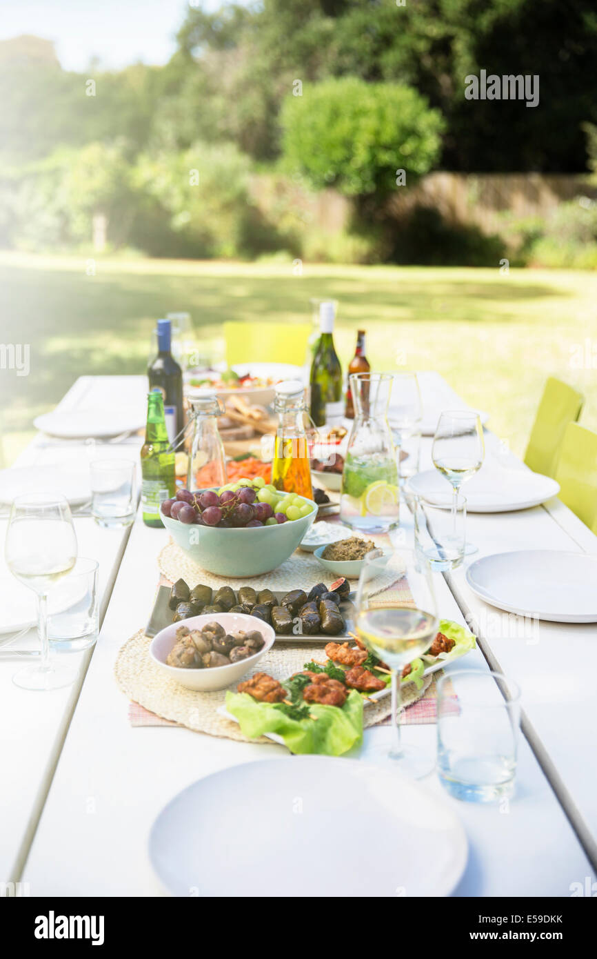 Teller mit Essen auf Tisch im freien Stockfoto