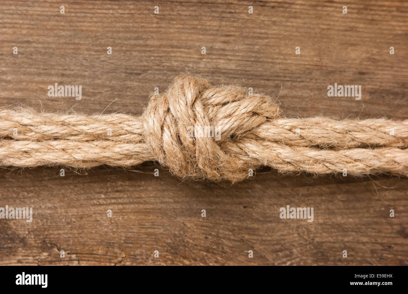 Marine Knoten auf einem hölzernen Hintergrund Stockfoto