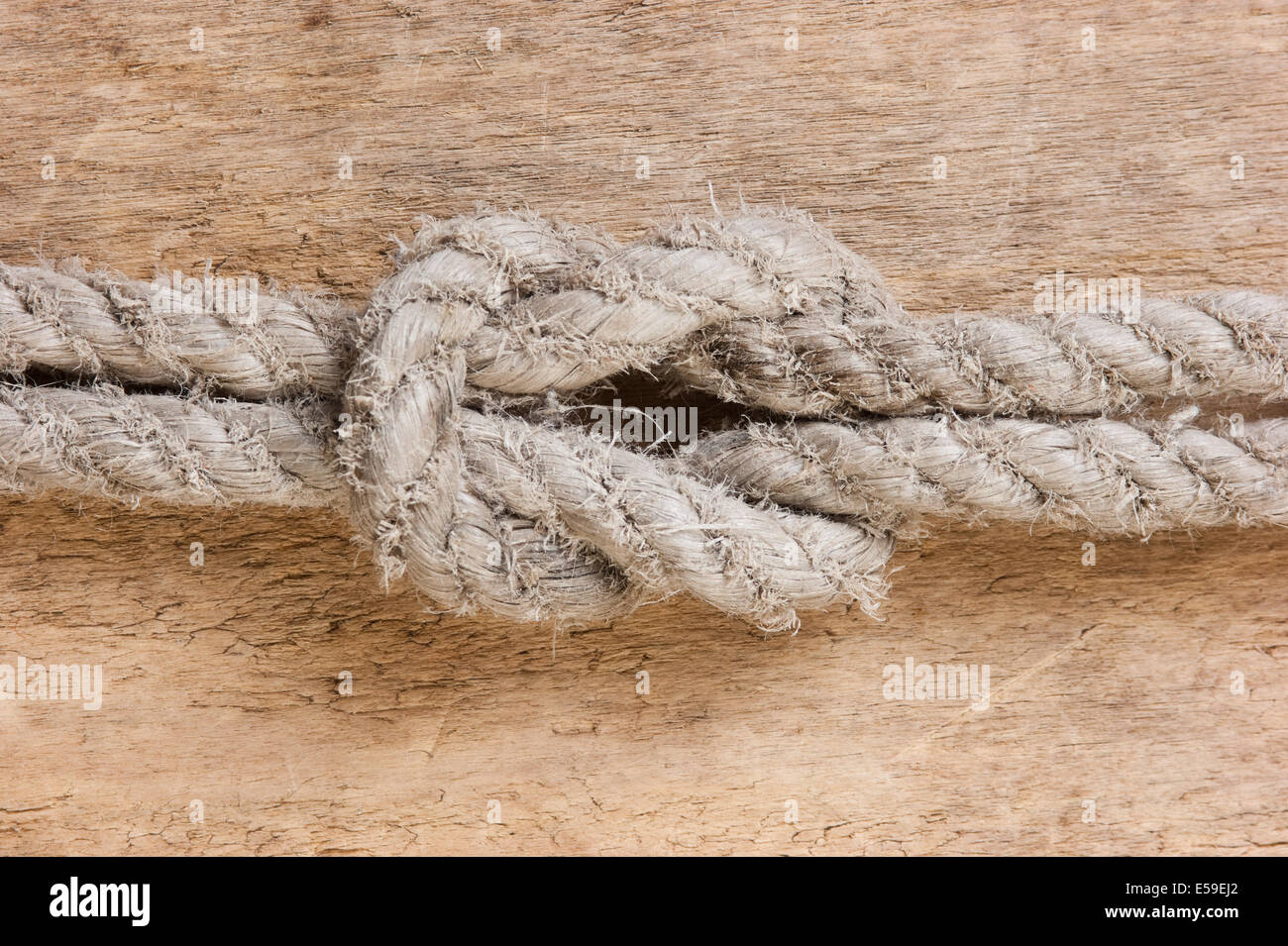 Marine Knoten auf einem hölzernen Hintergrund Stockfoto