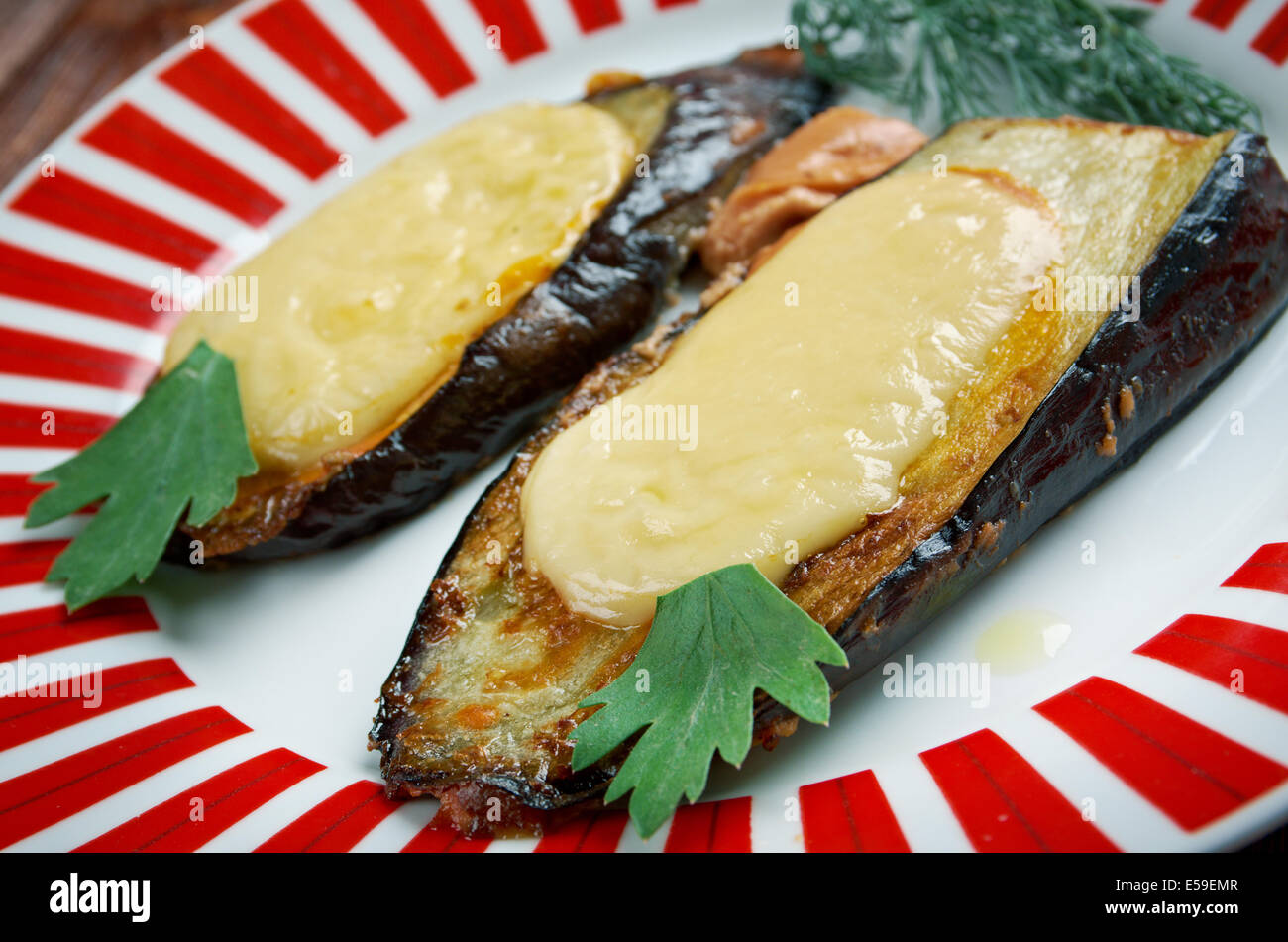 Melanzane Alla Parmigiana - Auberginen mit Käse gebacken in Pasata ...