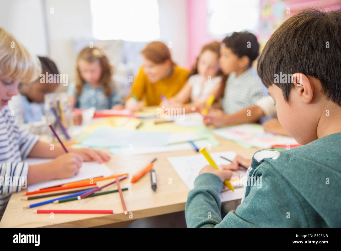 Lehrer und Schüler im Klassenzimmer Stockfoto