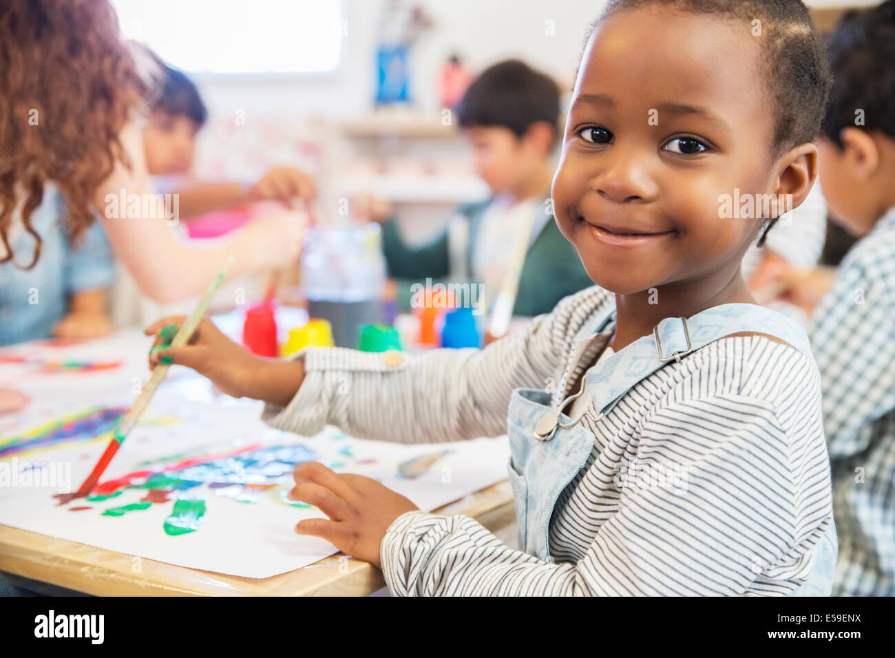 Malerei in der Klasse Schüler Stockfoto