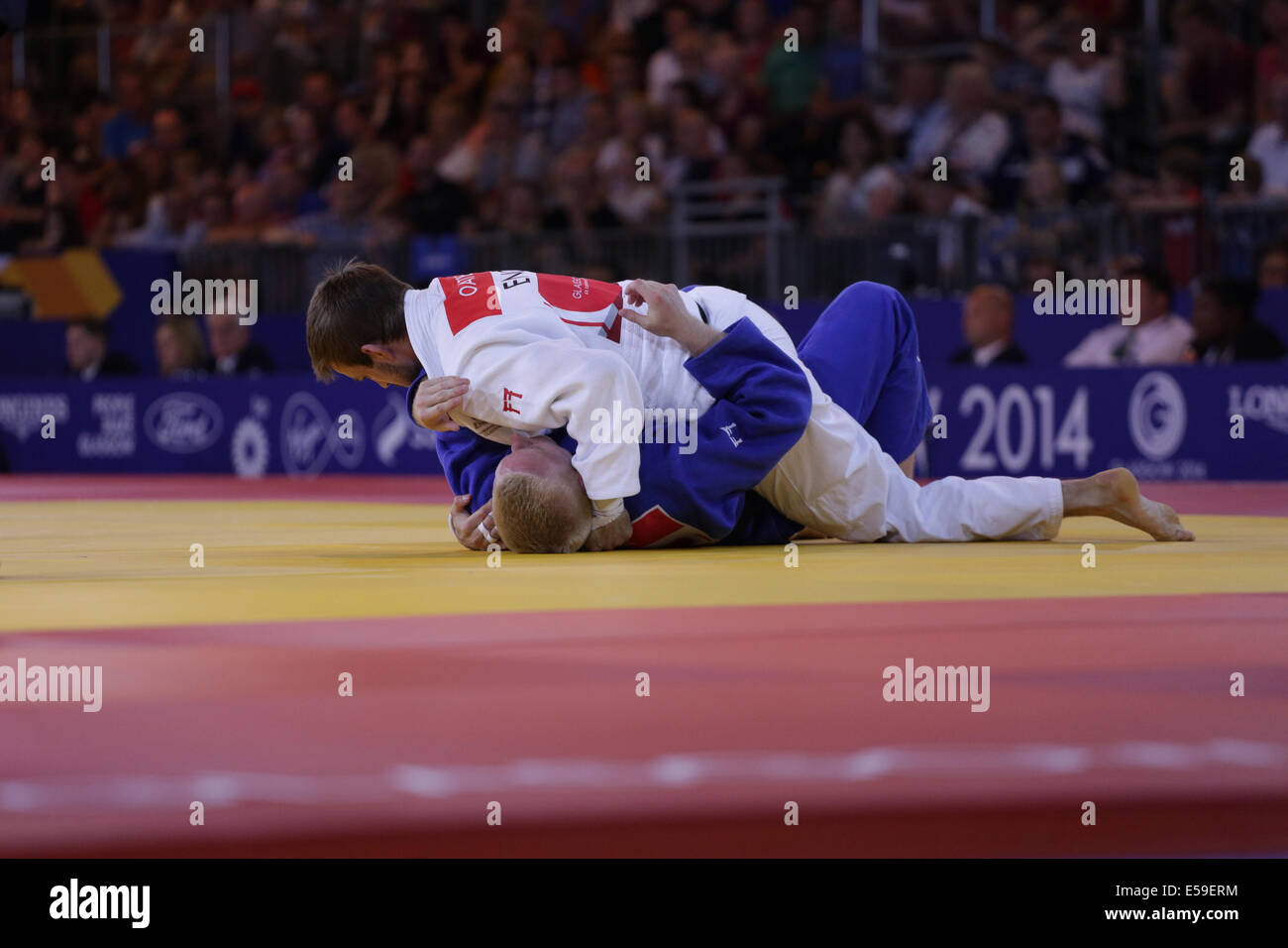 SECC, Glasgow, Schottland, Großbritannien, Donnerstag, Juli 2014. Männer-Judo unter 66 kg Halbfinale zwischen dem Sieger Colin Oates aus England in Weiß und James Millar aus Schottland in Blau bei den Commonwealth Games 2014 in Glasgow Stockfoto