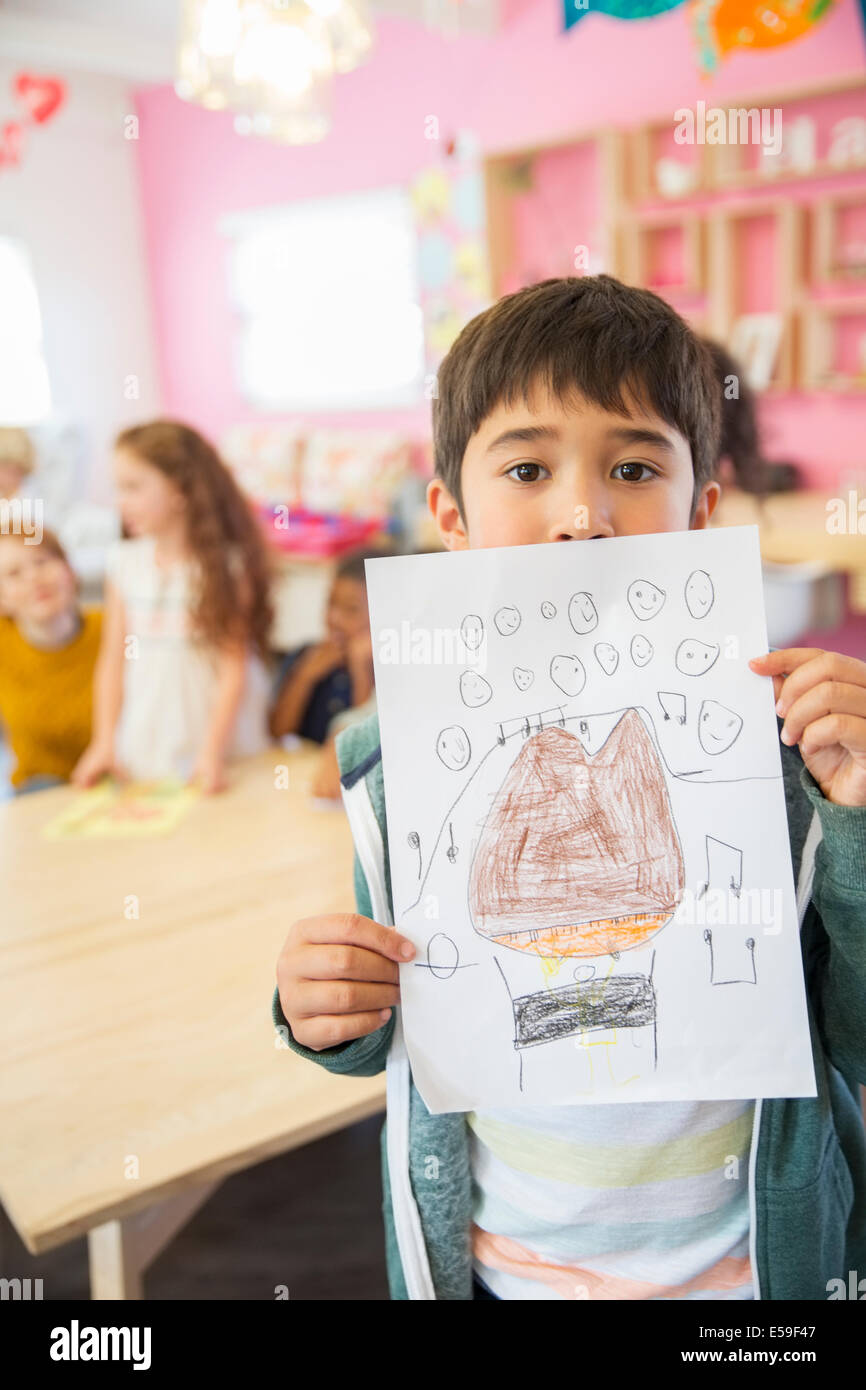 Studentin zeigt Zeichnung im Klassenzimmer Stockfoto