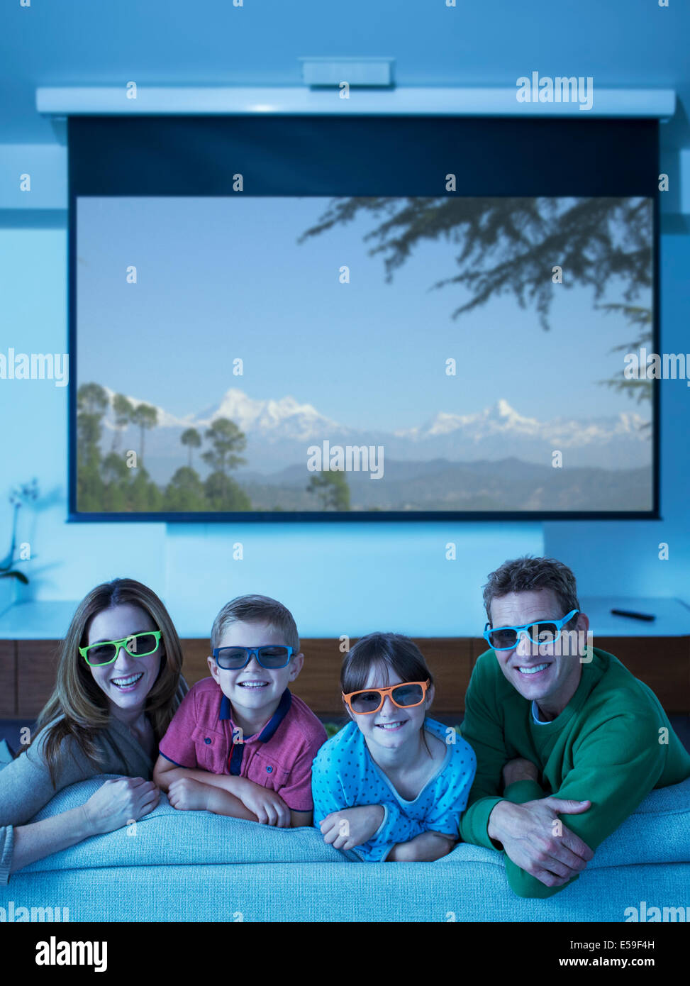 Familie vor dem 3D Fernseher im Wohnzimmer Stockfoto