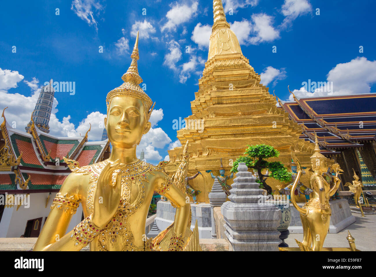 Kinnaree Skulptur ist Fabelwesen, halb Vogel und Mädchen am Wat Phra Kaew nennen auch Grand Palace, Bangkok, Thailand. Stockfoto