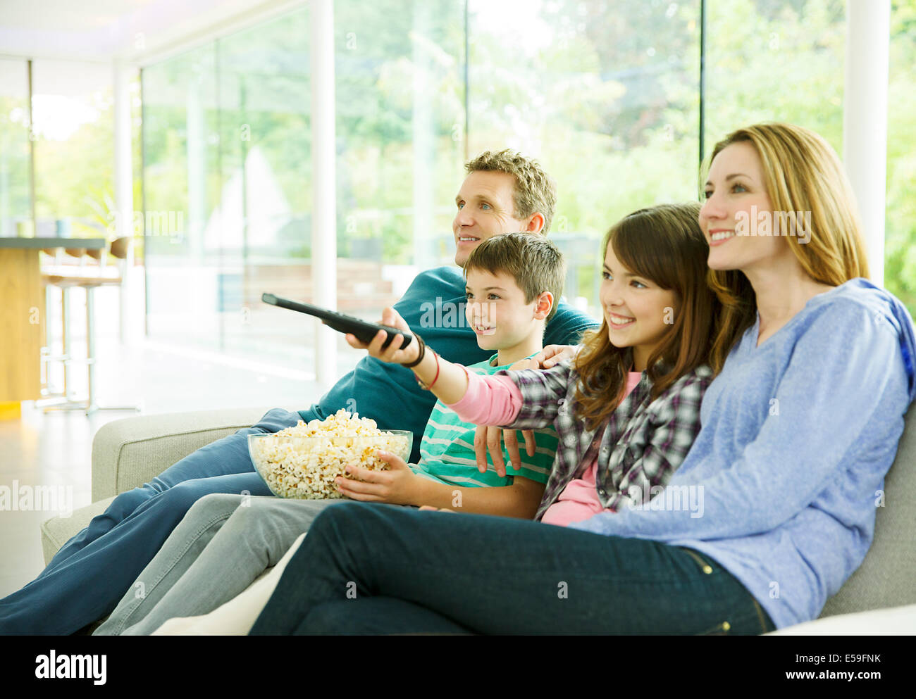 Familie vor dem Fernseher im Wohnzimmer Stockfoto