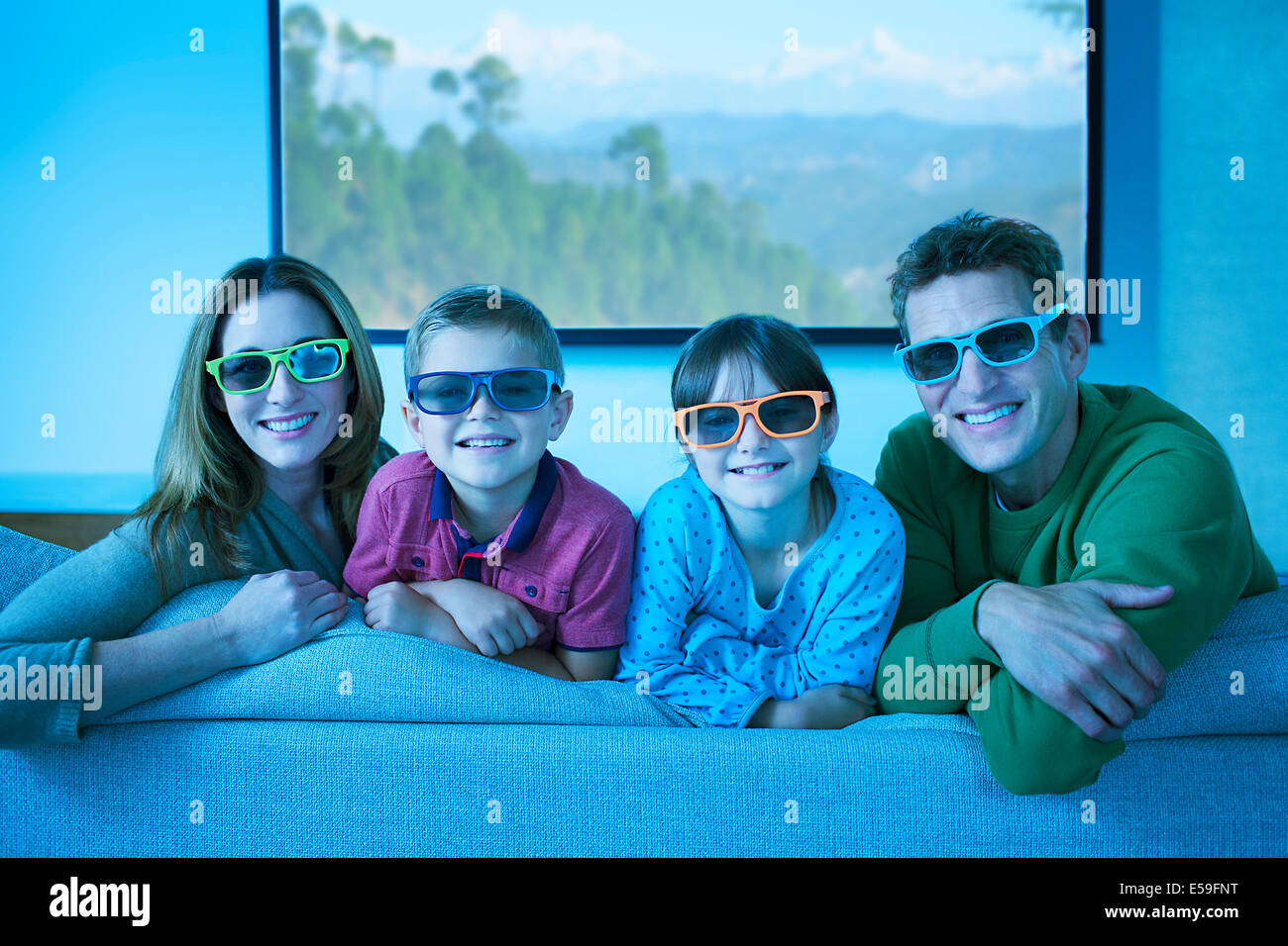 Familie mit 3D Brille im Wohnzimmer Stockfoto