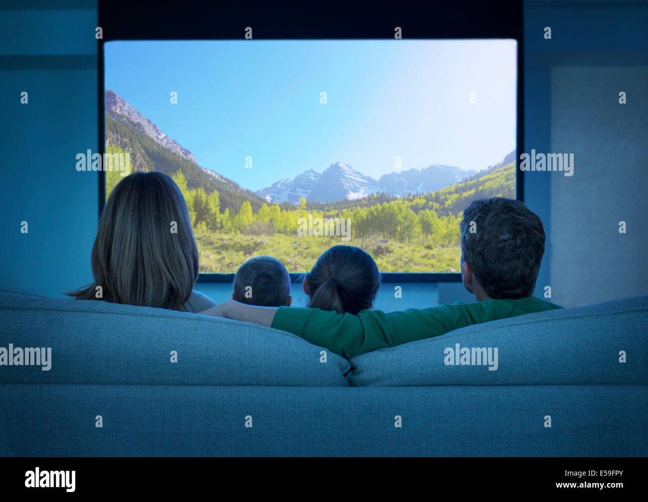 Familie vor dem Fernseher im Wohnzimmer Stockfoto