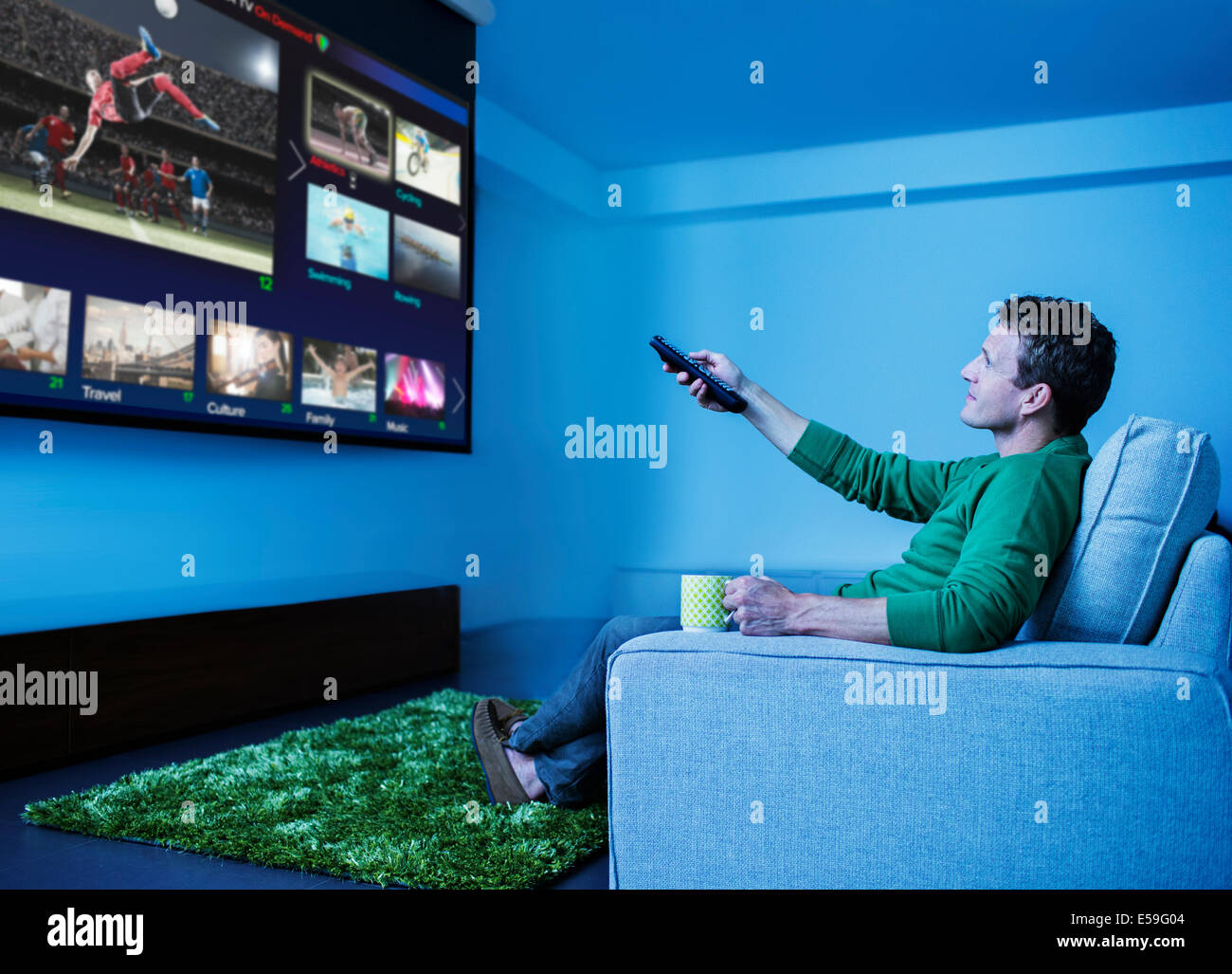Mann Schläft Jeden Abend Vor Dem Fernseher Ein Mann v essen -Fotos und -Bildmaterial in hoher Auflösung – Alamy